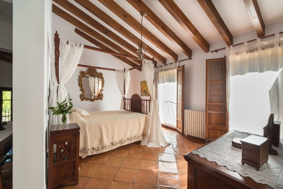 Premium bedding, minibar, desk, free WiFi
