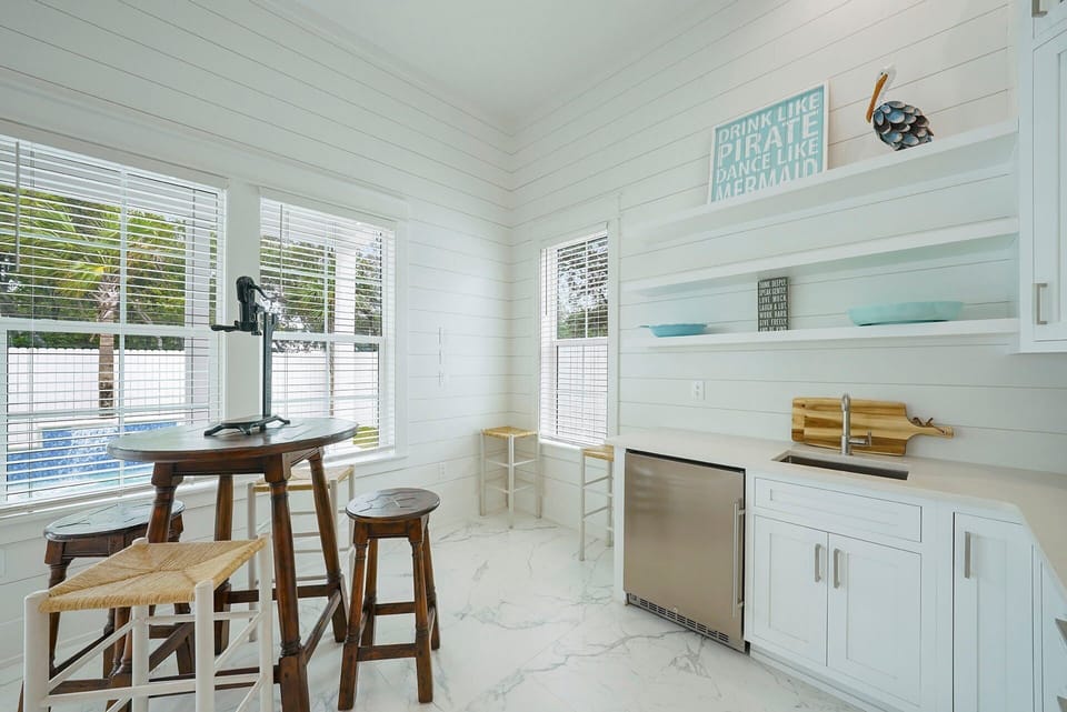 Big Gus - Seacrest Beach - Kitchenette & Dining Space