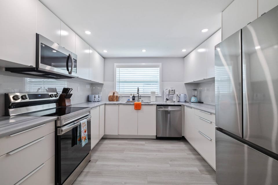Complete beautiful kitchen, oven, microwave, refrigerator