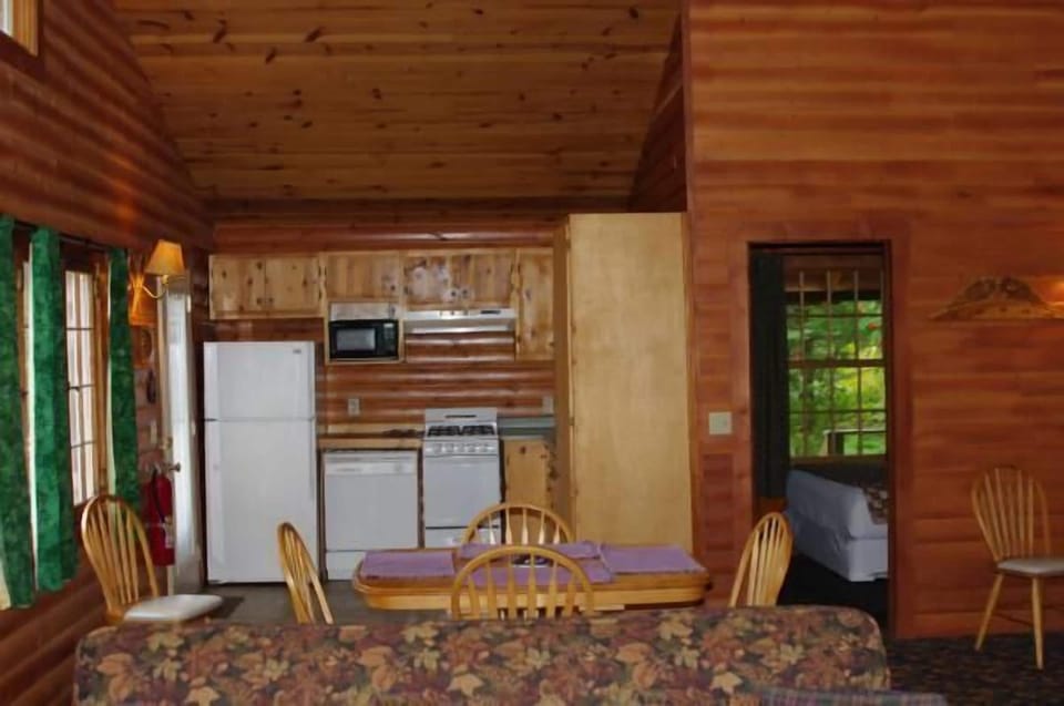Living area | 32-inch TV with cable channels, books