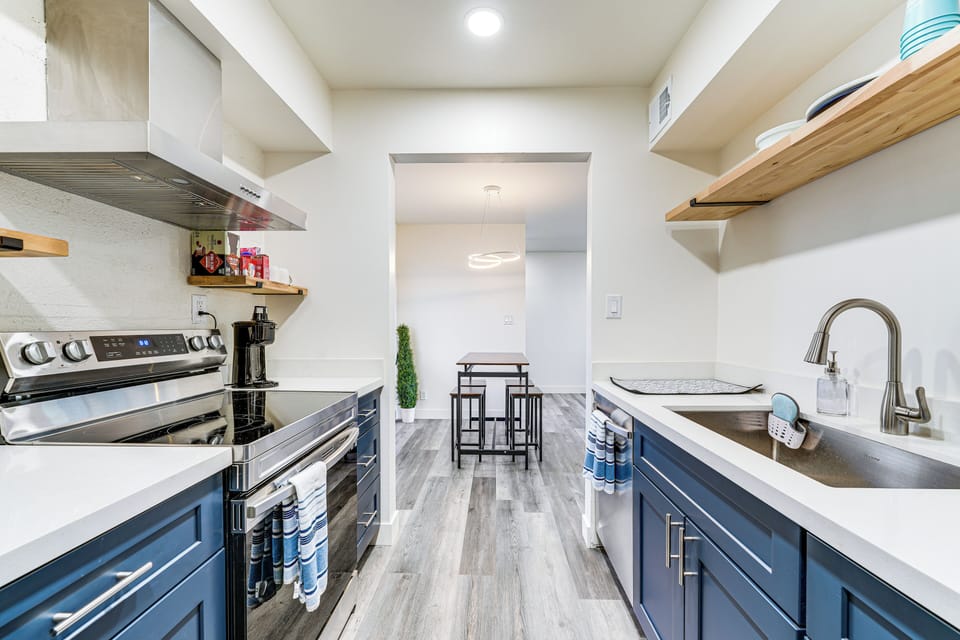 Kitchen | Single-Story Unit | 3rd-Floor Condo