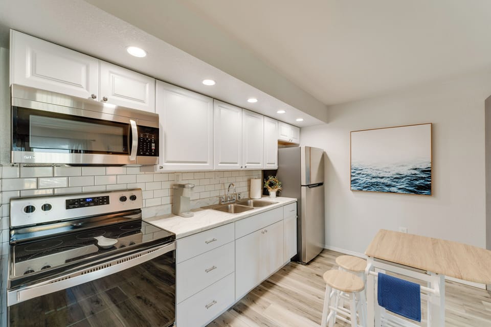 Kitchen | Single-Story Unit | 3rd-Floor Condo