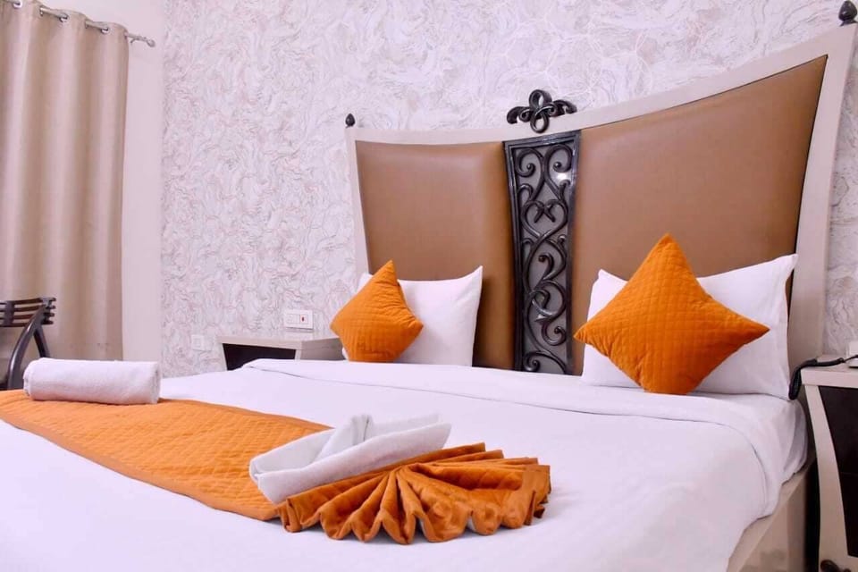 Executive Suite | Memory foam beds, in-room safe, desk, laptop workspace