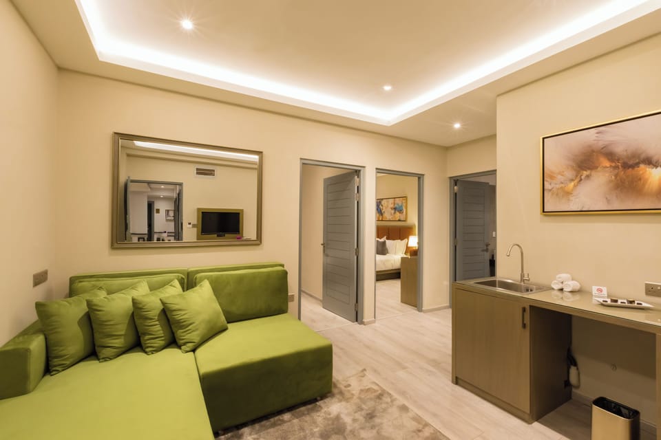 Suite | In-room safe, individually furnished, desk, laptop workspace
