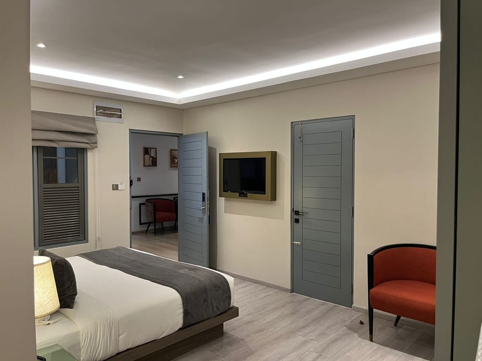 Interconnected Room(with non-opening windows) | In-room safe, individually furnished, desk, laptop workspace