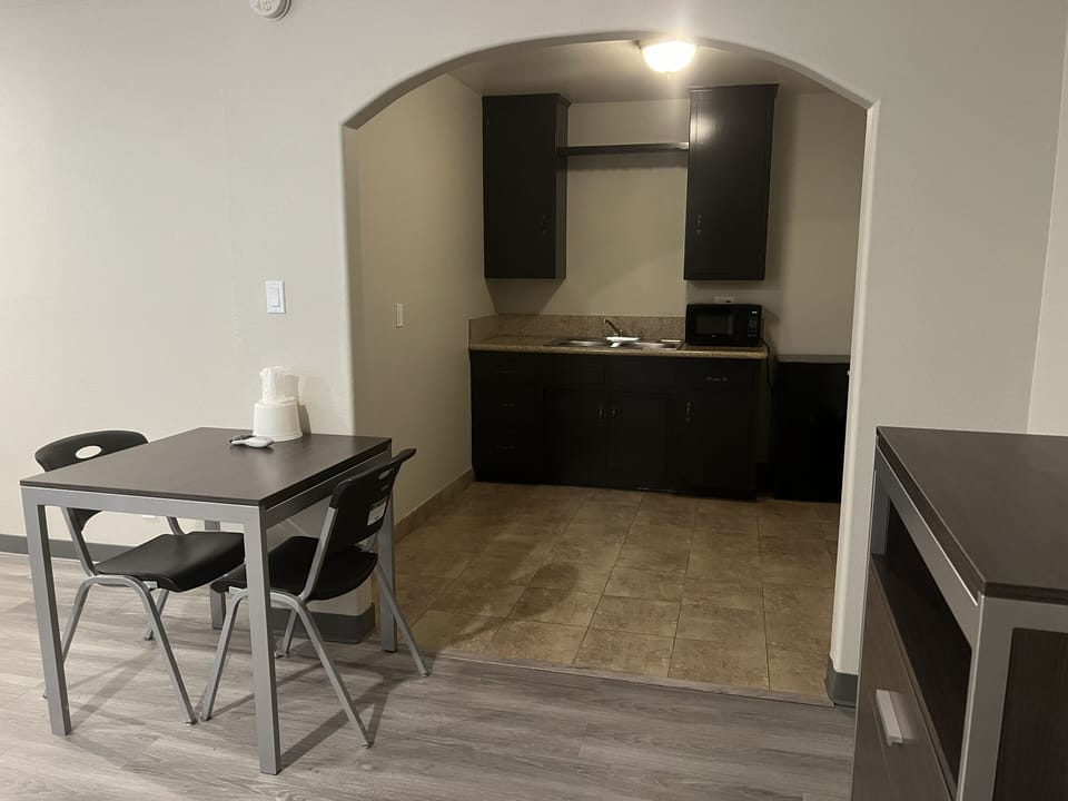 Comfort Studio Suite | Private kitchen | Mini-fridge, microwave
