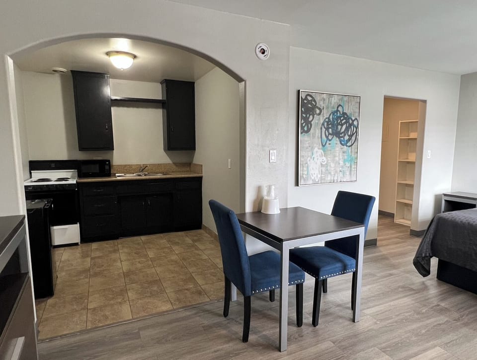 Comfort Studio Suite | Private kitchen | Mini-fridge, microwave