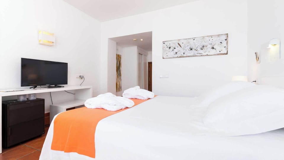 Minibar, in-room safe, blackout drapes, free WiFi