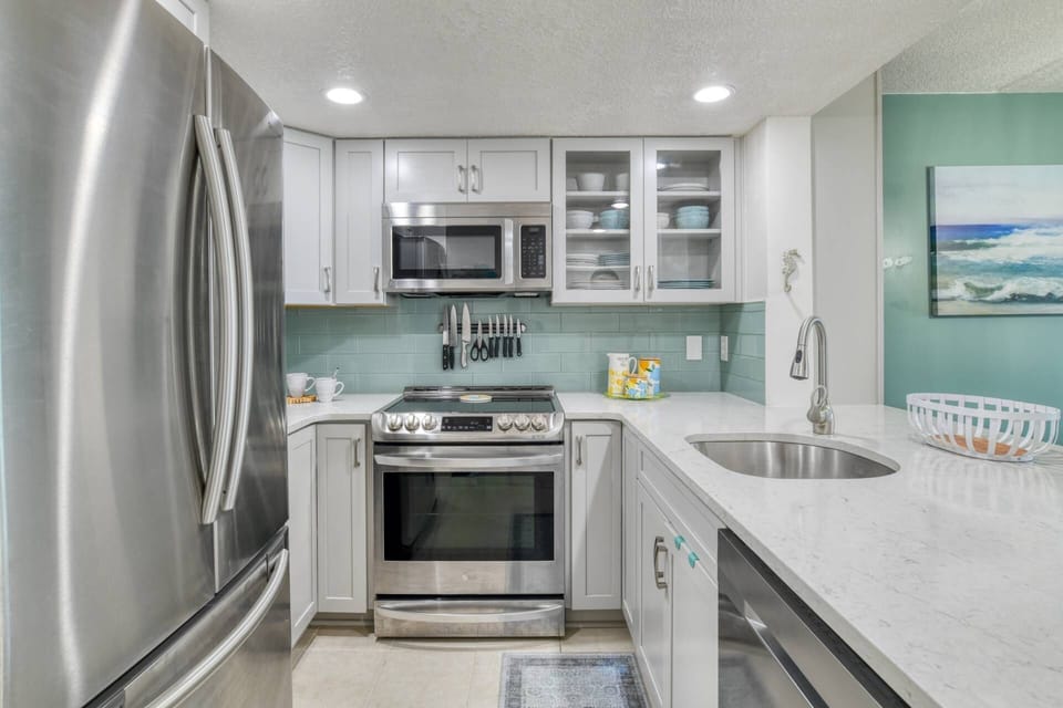 The kitchen has everything you need to create delicious meals!