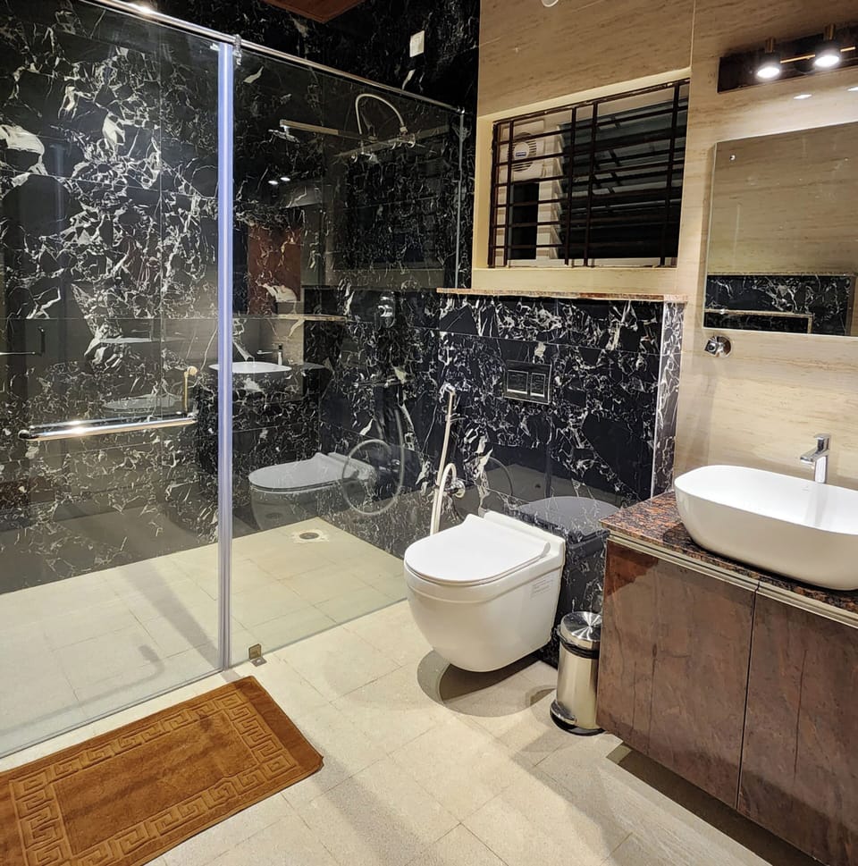 Deluxe Room | Bathroom | Shower, rainfall showerhead, free toiletries, towels