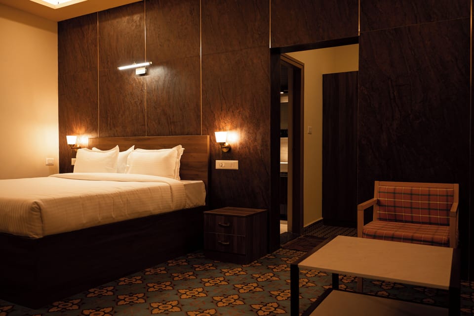 Deluxe Room | Desk, laptop workspace, individually decorated, individually furnished