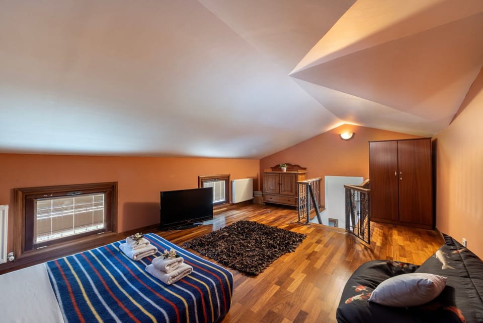 4 bedrooms, cribs (surcharge), bed sheets