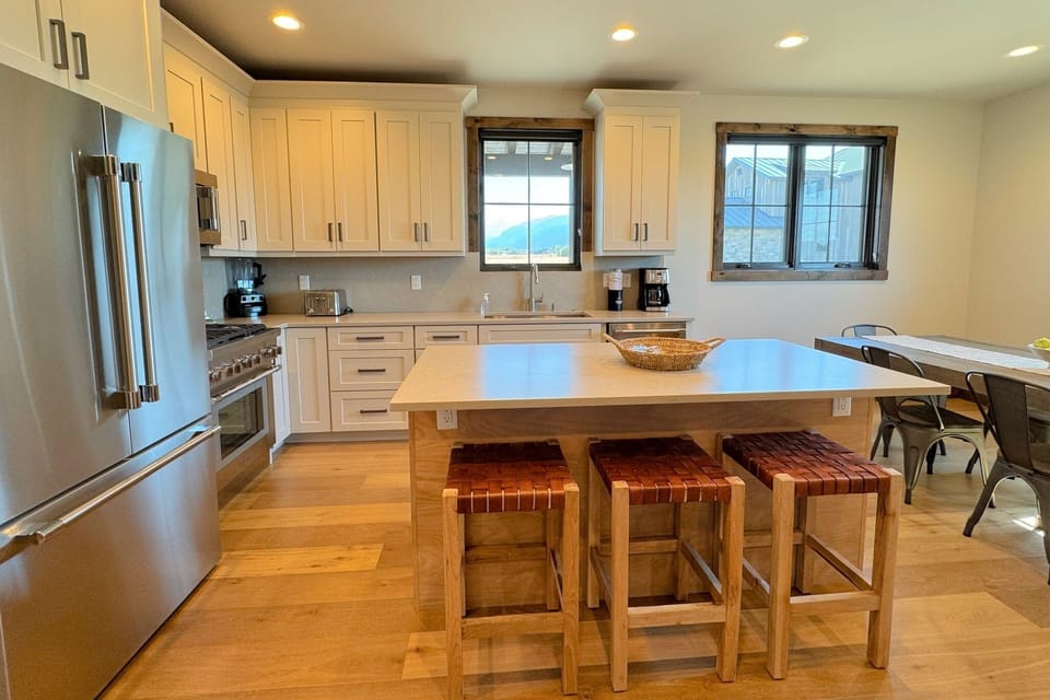 Stay in and make a meal using this well-appointed kitchen! 