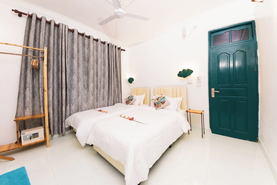 Deluxe Twin Room | Minibar, in-room safe, iron/ironing board, free WiFi