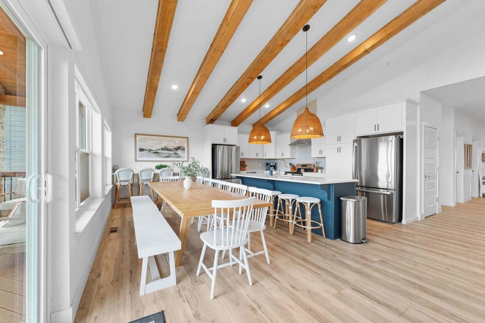 Everyone can dine together in this kitchen!
