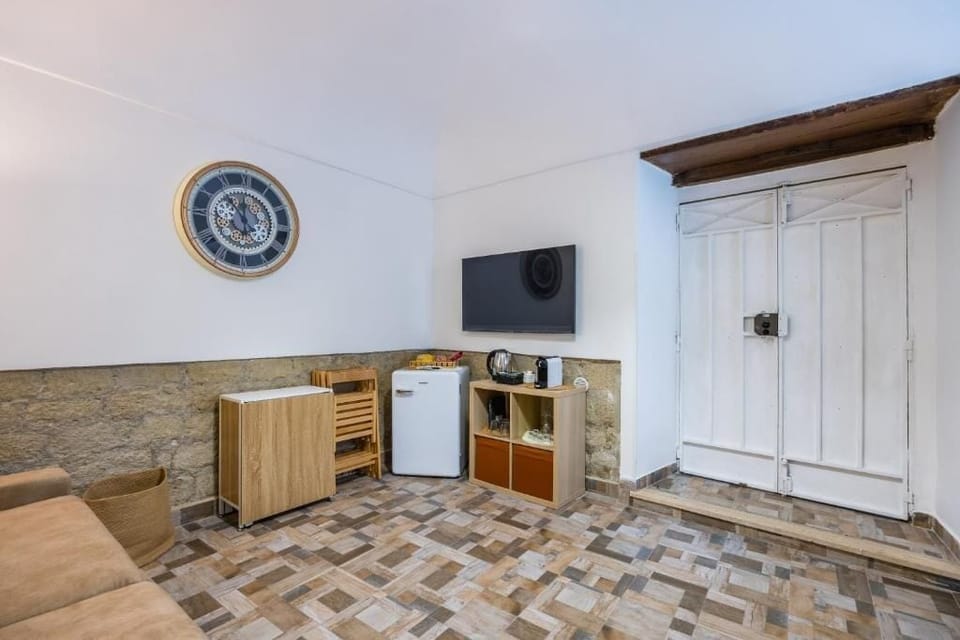Deluxe Apartment | Living area | Flat-screen TV