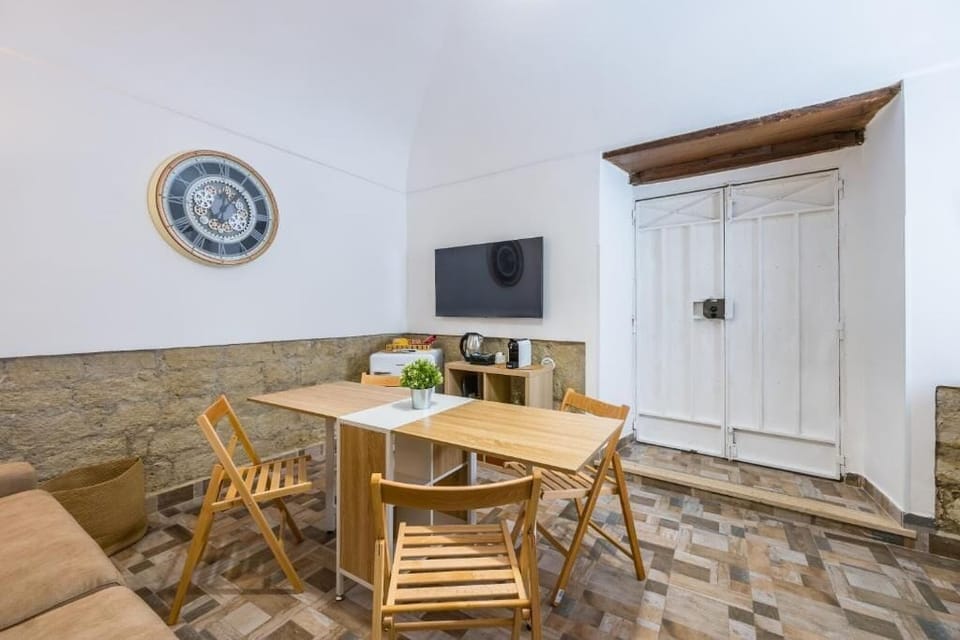 Deluxe Apartment | Living area | Flat-screen TV