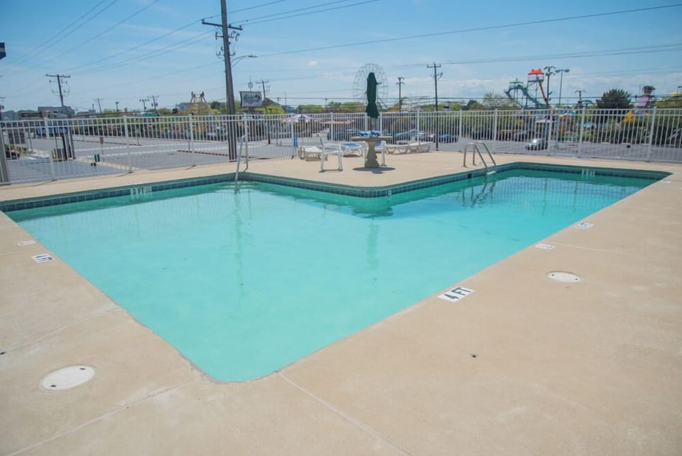 Large pool with sun deck 