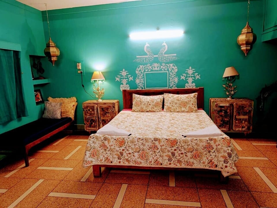 Superior Double Room | Desk, iron/ironing board, WiFi (free), individually decorated