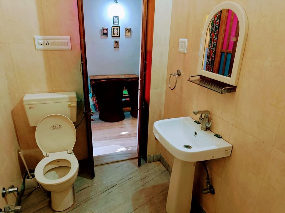 Deluxe Double Room | Bathroom | Shower, rainfall showerhead, designer toiletries