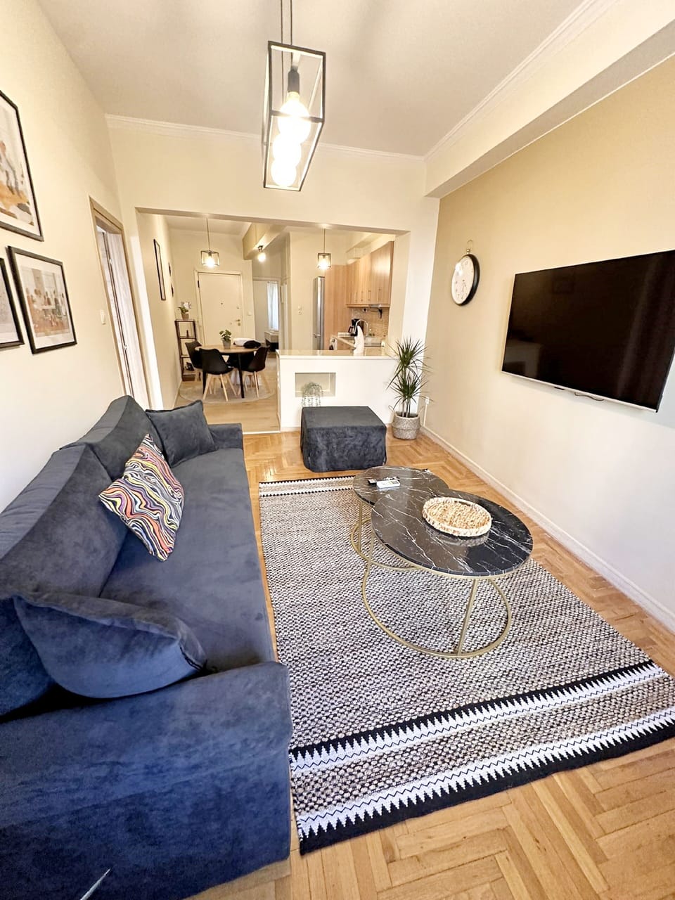 Apartment | Living room | Flat-screen TV