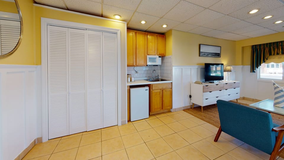 Poolhouse Studio | Iron/ironing board, free WiFi, bed sheets