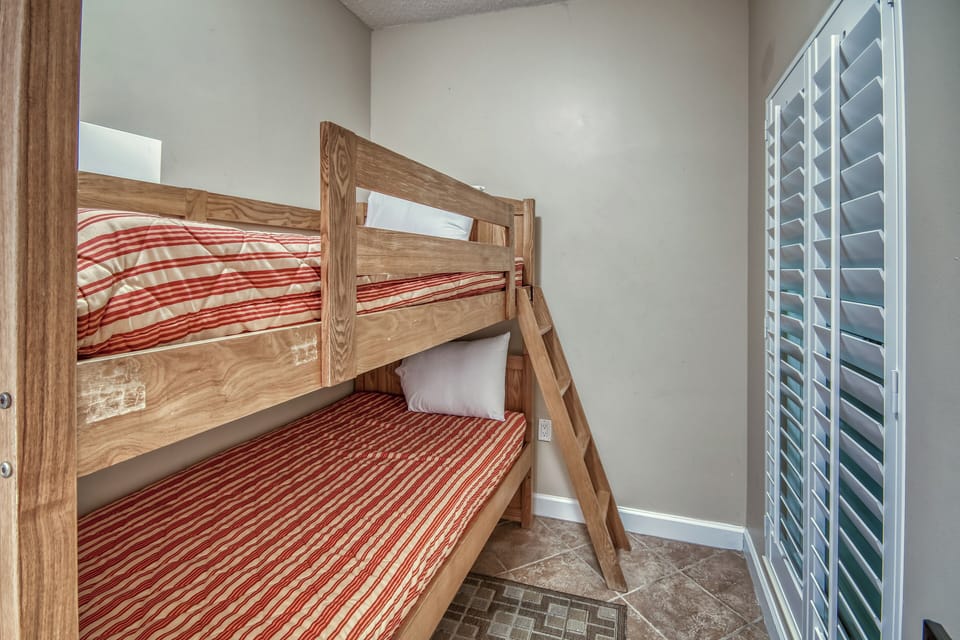 Twin bunkbed in the 4th bedroom.