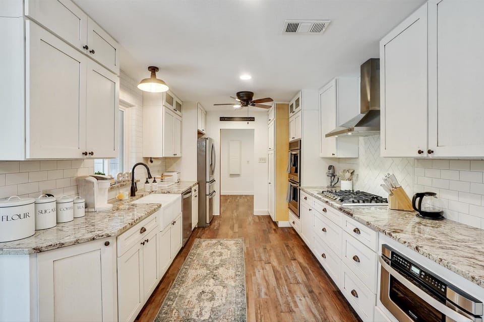 With upgraded countertops, a farmhouse sink, and a 5-burner gas stove, this fully equipped kitchen was made for whipping up southern classics!