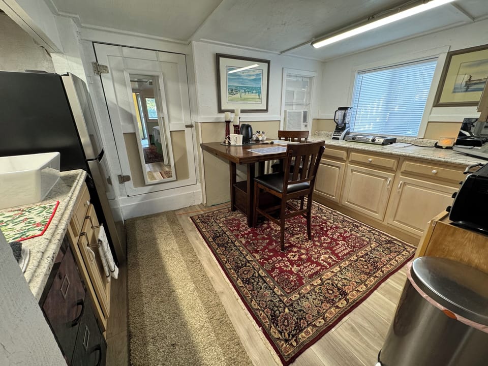 Efficiency suite Basement kitchenette
