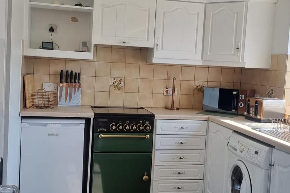 House | Private kitchen | Fridge, microwave, oven, stovetop