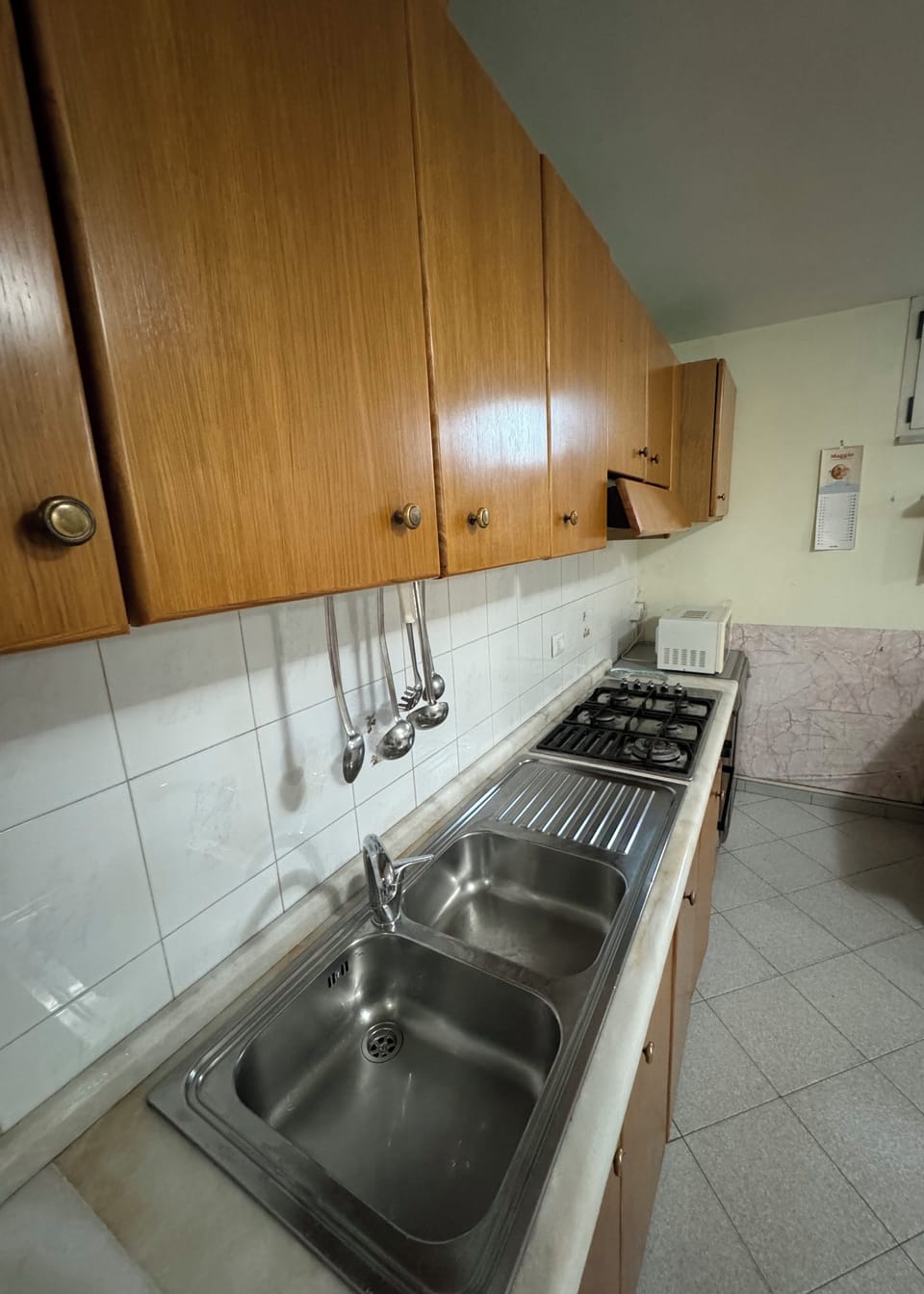 Full-size fridge, oven, stovetop, dishwasher
