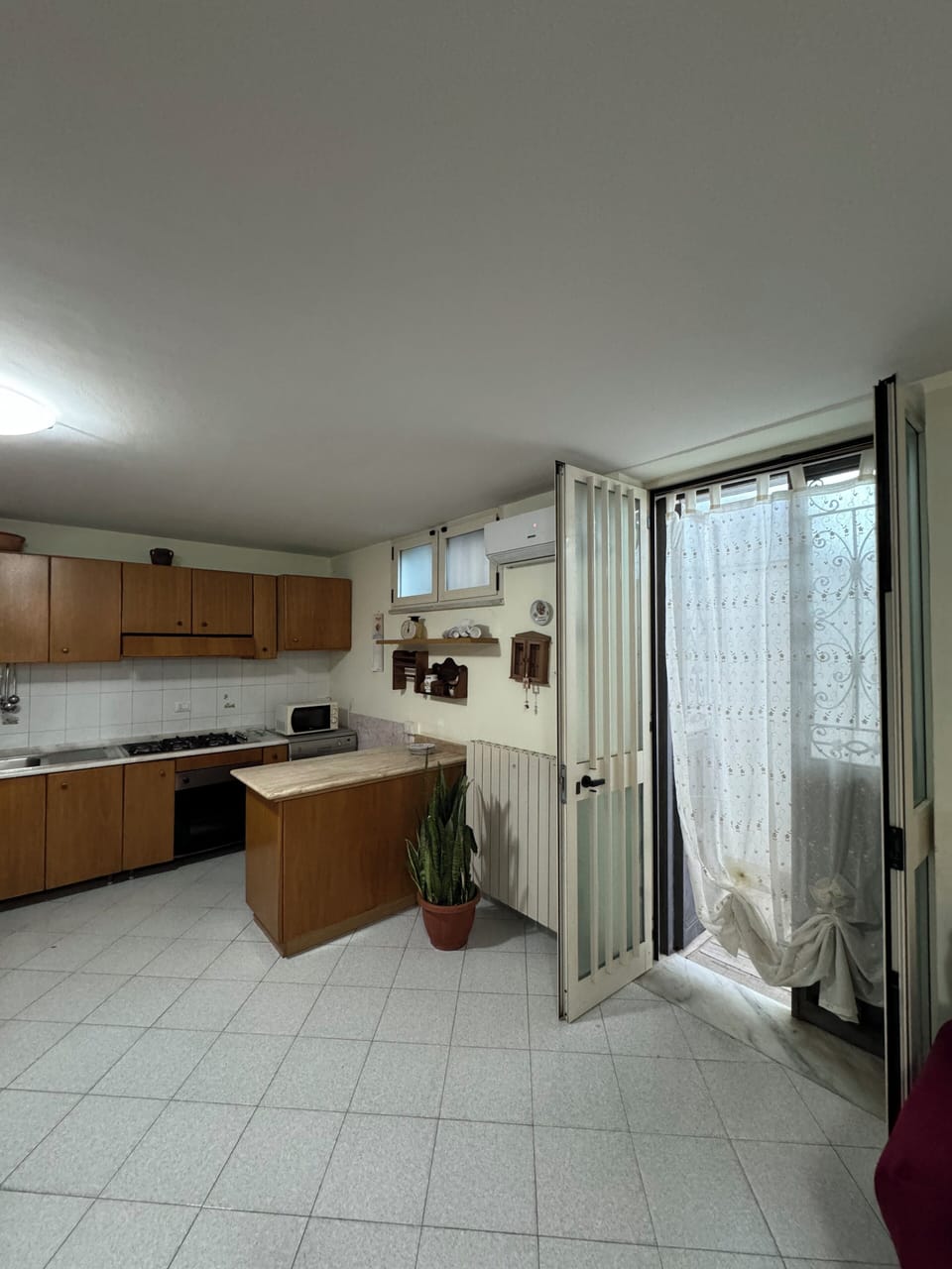 Full-size fridge, oven, stovetop, dishwasher