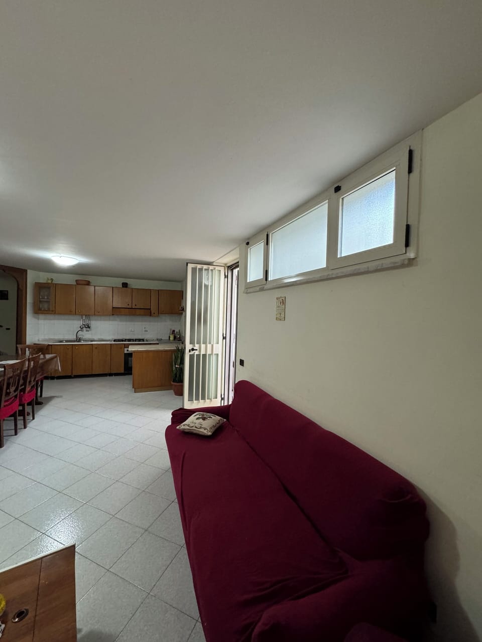Full-size fridge, oven, stovetop, dishwasher