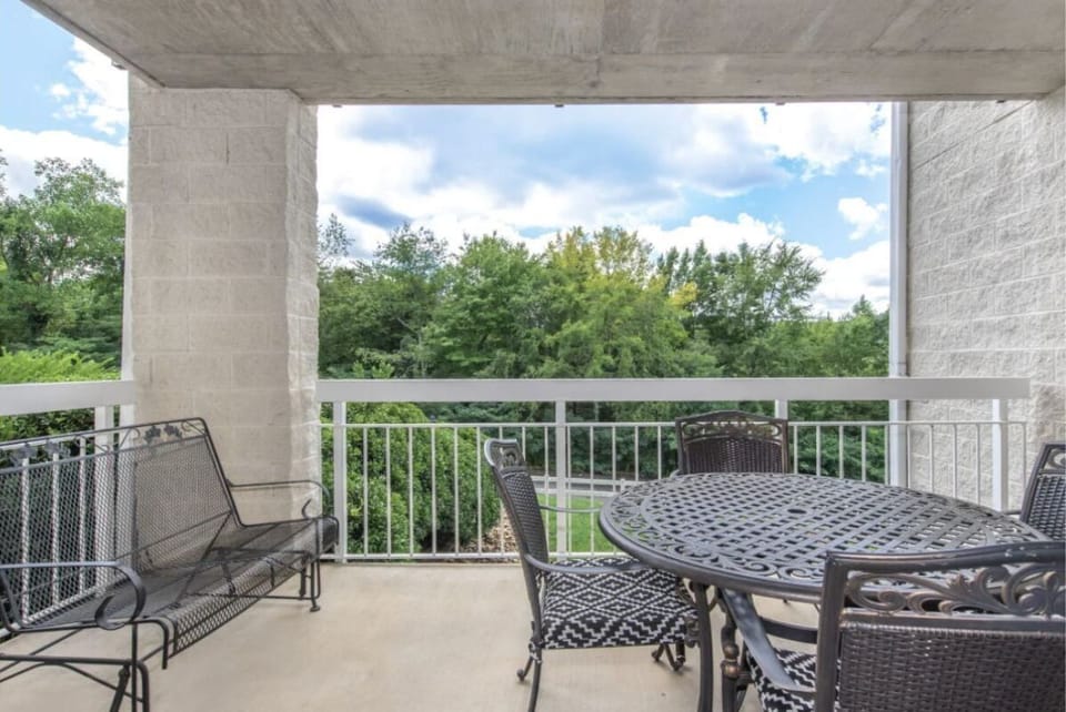 A Peaceful Getaway Whispering Pines 412 2 Bedroom Family Friendl - Private Balcony with a Wooded View from your Pigeon Forge Condo