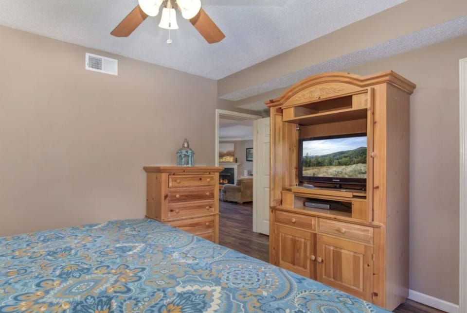 A Peaceful Getaway Whispering Pines 412 2 Bedroom Family Friendl - King Bedroom with Cable TV and WIfi