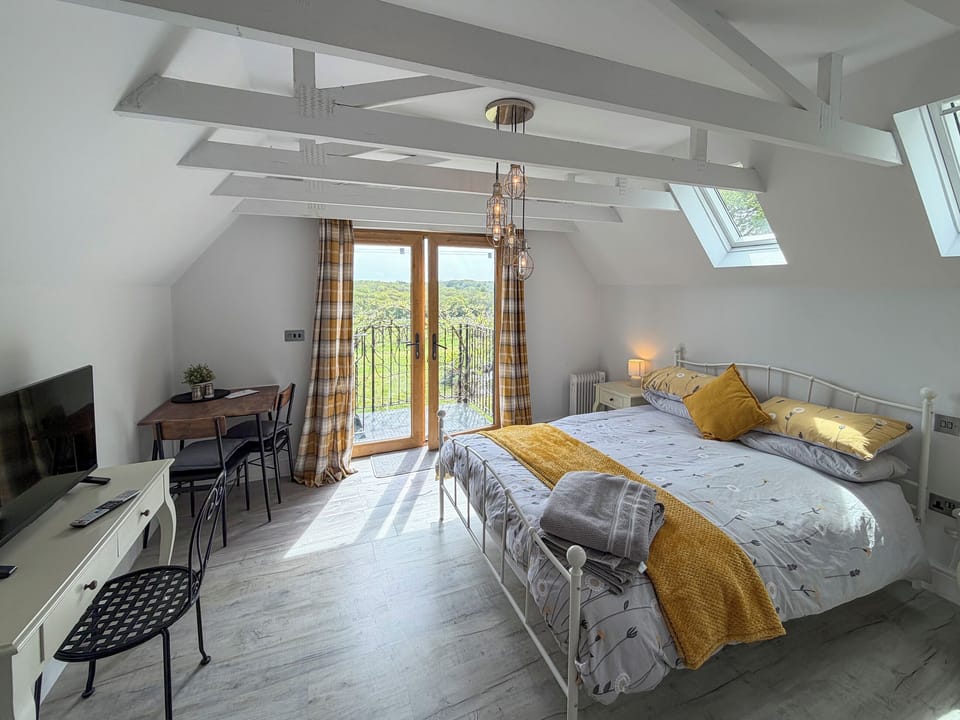 Double bedroom | Wysteria, North Lodge, Rusper, near Horsham