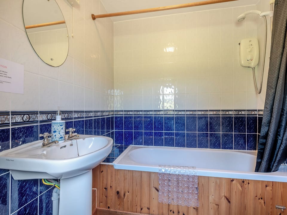 Bathroom | Kilbride Cottage - Shannochie Cottages, Shannochie