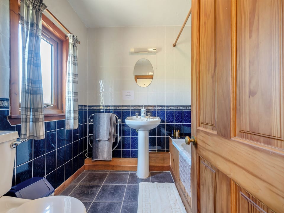 Bathroom | Kilbride Cottage - Shannochie Cottages, Shannochie
