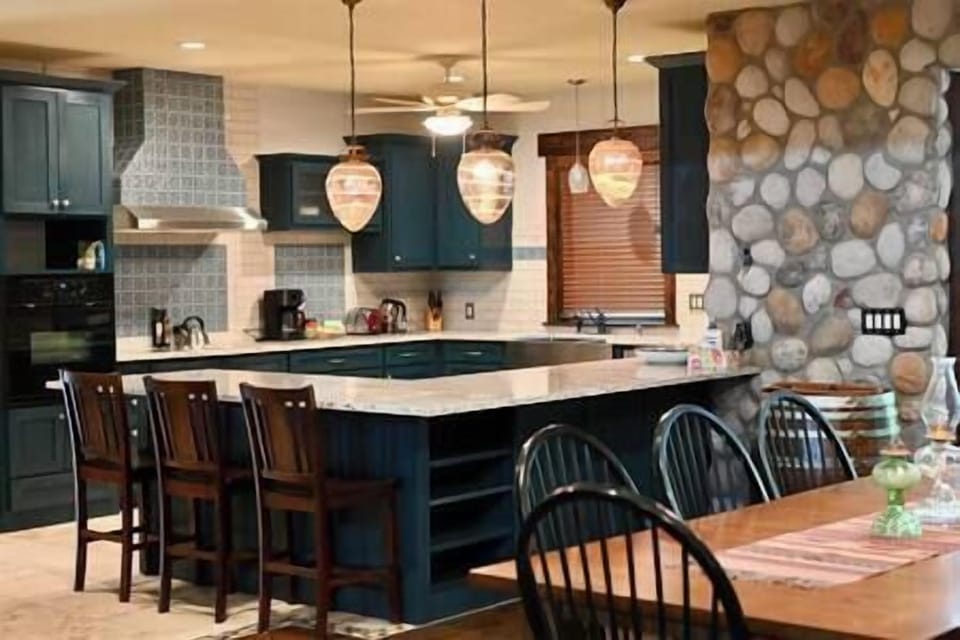 Gorgeous Spacious Kitchen