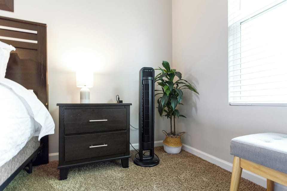 Master- Queen with en-suite bathroom, walk in closet and Roku TV