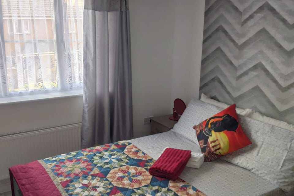 Apartment - Sleeps 5 - Parking - Station Close Apartment in Ilford