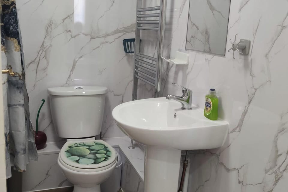 Deep soaking tub, free toiletries, hair dryer, towels