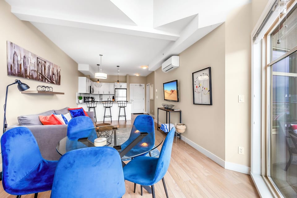 Comfort Condo, Lake View | Living area | Smart TV