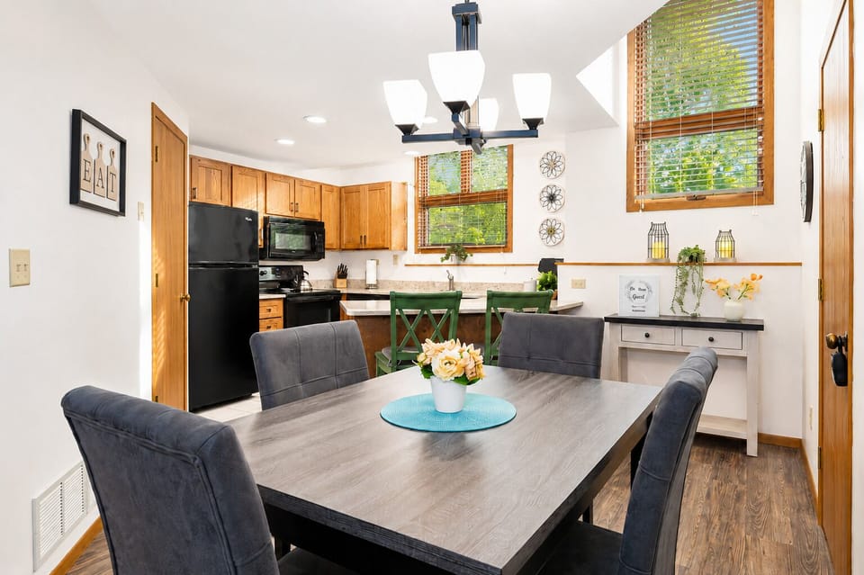 Dining seating for 4 plus 2 chairs at breakfast bar