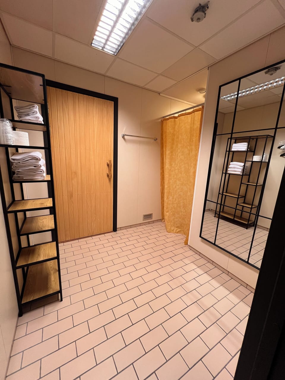 Basic Quadruple Room | Bathroom | Towels