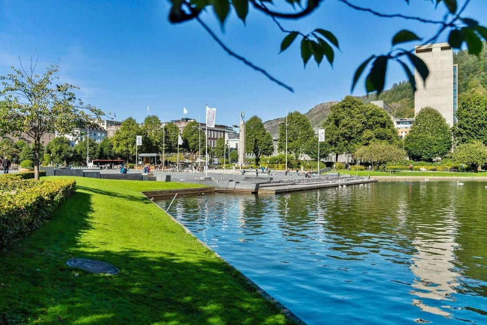 Just a short walk to Byparken – Bergen’s lush city park.