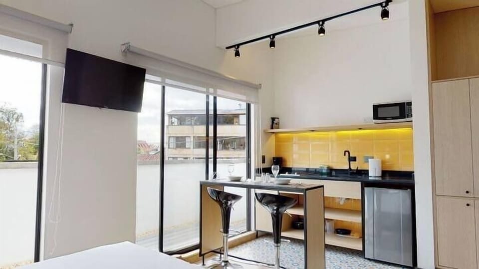 Full-size fridge, microwave, stovetop, dishwasher