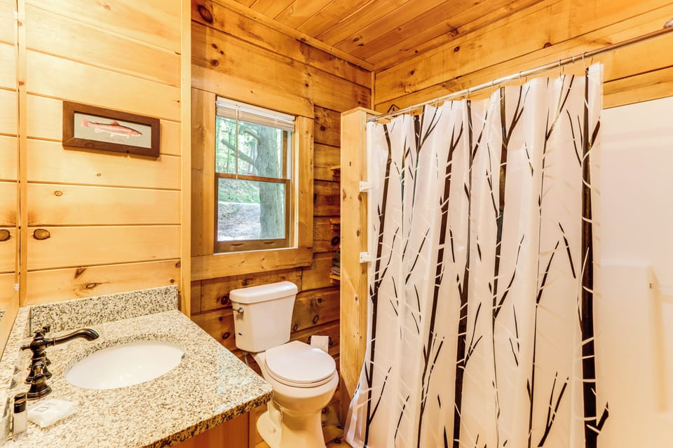 Full Bathroom | Towels Provided | 2nd Floor