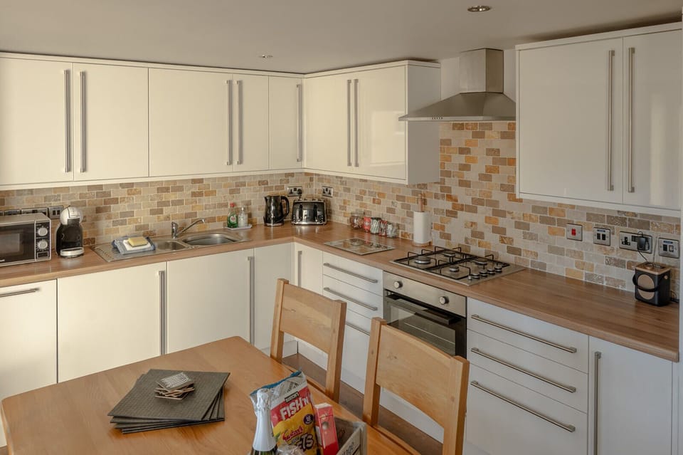 Well Equipped Kitchen/Dining Area