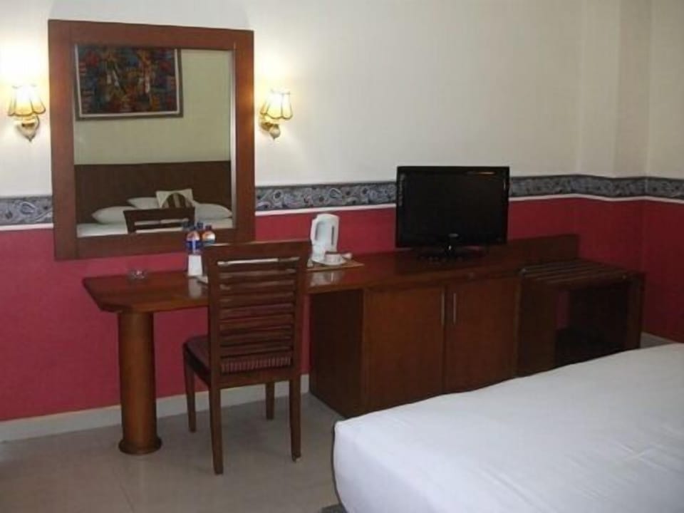 Premium bedding, desk, WiFi (free)